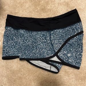 Lululemon speed shorts; size 4; blue pebble design